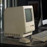 Een oude Apple Macintosh op een bureau