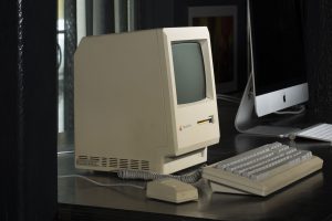 Een oude Apple Macintosh op een bureau