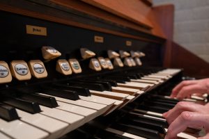Handen die een orgel bespelen