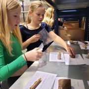 Kinderen bekijken objecten in een museum