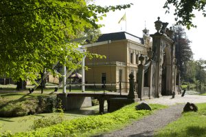 Een foto van de zijkant van Museum Nienoord