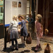 Jonge bezoeksters bekijken een informatiebord in Visserijmuseum Zoutkamp