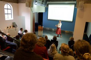 Publiek luistert naar een workshopdocent tijdens het Noord Nederlands Museumcongres 2024