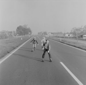 Kinderen rolschaatsen tijdens de eerste autoloze zondag. Foto van Groninger Archieven