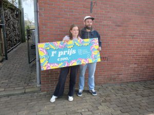 Winnares Emma Schreuder op de foto met TikTok Tammo en de prijscheque