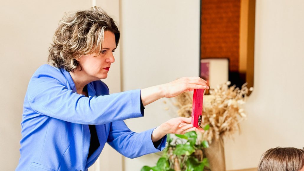 Workshopdocent Geertje Algra filmt iets met haar mobiel