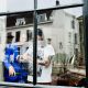 Twee mensen filmen met hun mobiel hoe water in een glas wordt geschonken.