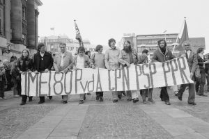 De 1 mei demonstratie met o.a. Fré Meis en Jacques Wallage achter een spandoek van PvdA, CPN, PSP en PPR. Foto: Persbureau D. van der Veen, collectie Groninger Archieven.