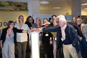 Afgevaardigden van de musea lanceren de website met een rode knop.