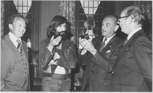 CvdK Toxopeus met zijn latere ambtsopvolger (en toenmalig wethouder) Van den Berg, 1977; foto: Persfotobureau D. van der Veen, Collectie Groninger Archieven