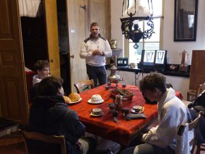 Leerlingen krijgen uitleg over het restauratieambacht.