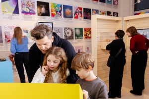 Twee kinderen en hun vader bekijken de expositie in het Universiteitsmuseum. Foto door Denise Jans