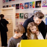Twee kinderen en hun vader bekijken de expositie in het Universiteitsmuseum. Foto door Denise Jans