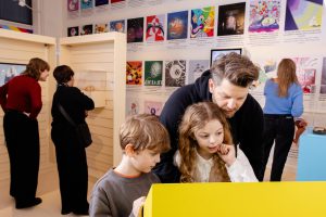 Twee kinderen en hun vader bekijken de expositie in het Universiteitsmuseum. Foto door Denise Jans
