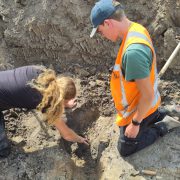 Twee archeologen aan het werk bij de opgraving bij De Gast Zuidhorn