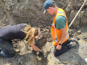 Twee archeologen aan het werk bij de opgraving bij De Gast Zuidhorn