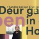 de poster bij Deur gaat open in dit Hoes, Nederlandse versie. Ontwerp door Tim Romkes, Studio Ratata
