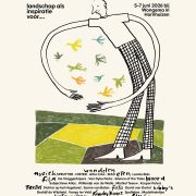 Illustratie van een persoon op een landschap als lappendeken die een stel vogels omarmt.