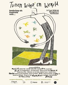 Illustratie van een persoon op een landschap als lappendeken die een stel vogels omarmt.
