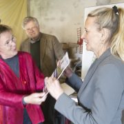 Roeli Broekhuis overhandigt de Groninger Molenvisie aan gedeputeerde Susan Top. Foto: Kim van Steenwijk