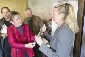 Roeli Broekhuis overhandigt de Groninger Molenvisie aan gedeputeerde Susan Top. Foto: Kim van Steenwijk