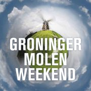 Een klein wereldbolletje met daarop een molen.