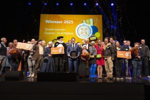 De finalisten van de erfgoedvrijwilligersprijs 2026 op het podium.